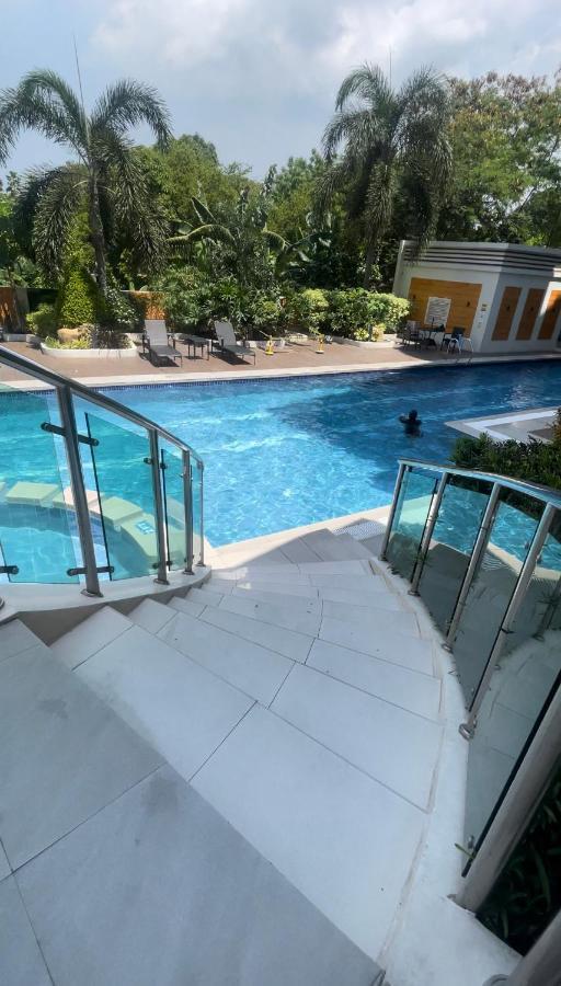 Lancris Residences 2 Bedroom Entire Apartment Near Airport With Pool Paranaque City Exterior photo